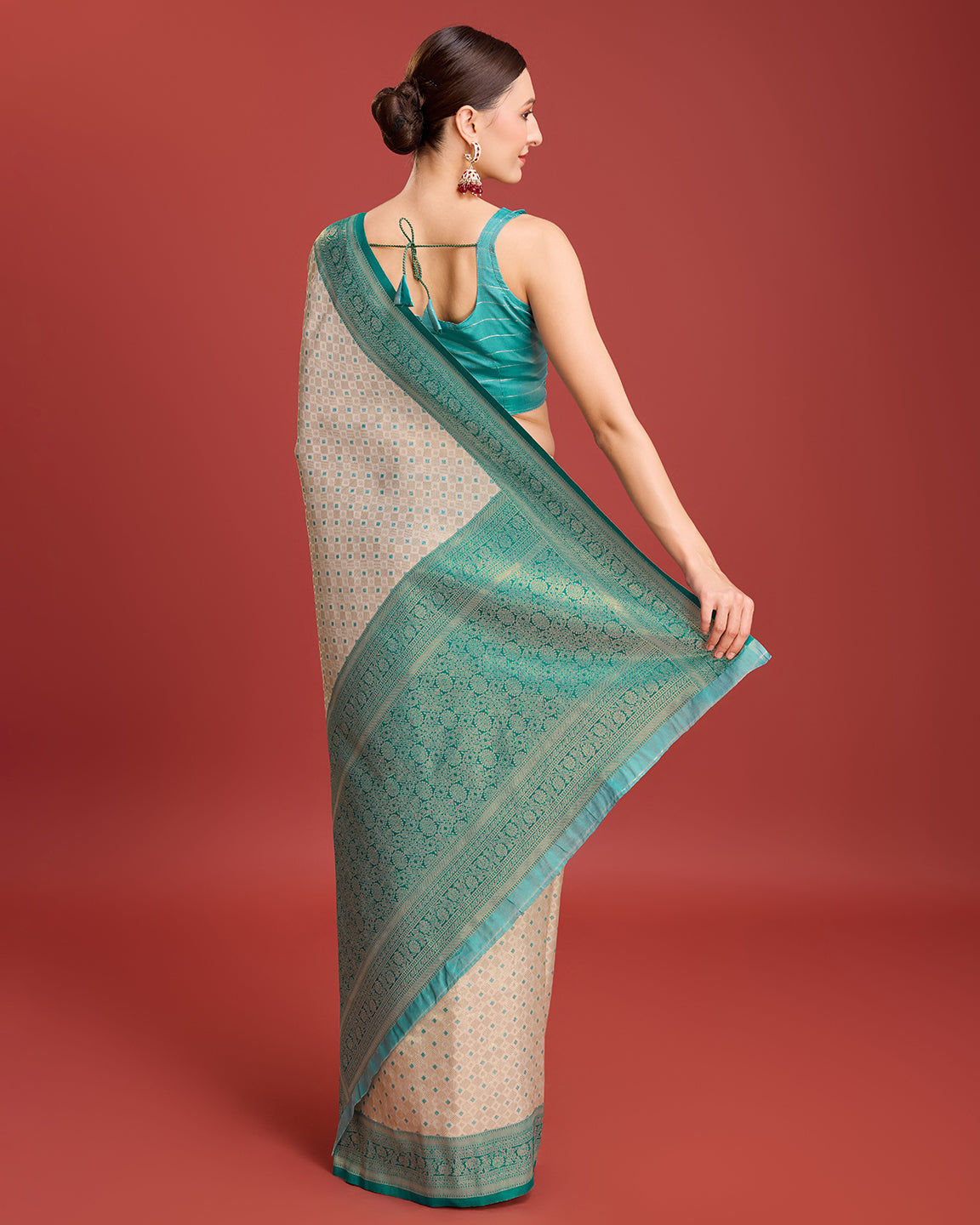 Off White Kanjivaram Silk Zari Woven Festive Wear Saree - Monjolika Fashion